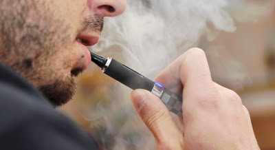 Νέα έρευνα: το υγρό των ηλεκτρονικών τσιγάρων, προκαλεί βλάβη στους πνεύμονες των ατμιστών - Φωτογραφία 1