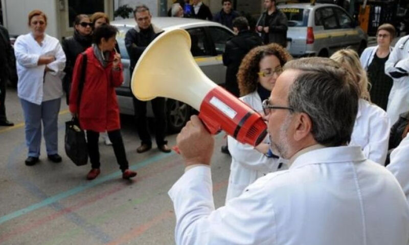 Παράσταση διαμαρτυρίας ειδικευόμενων γιατρών του Ευαγγελισμού - Φωτογραφία 1