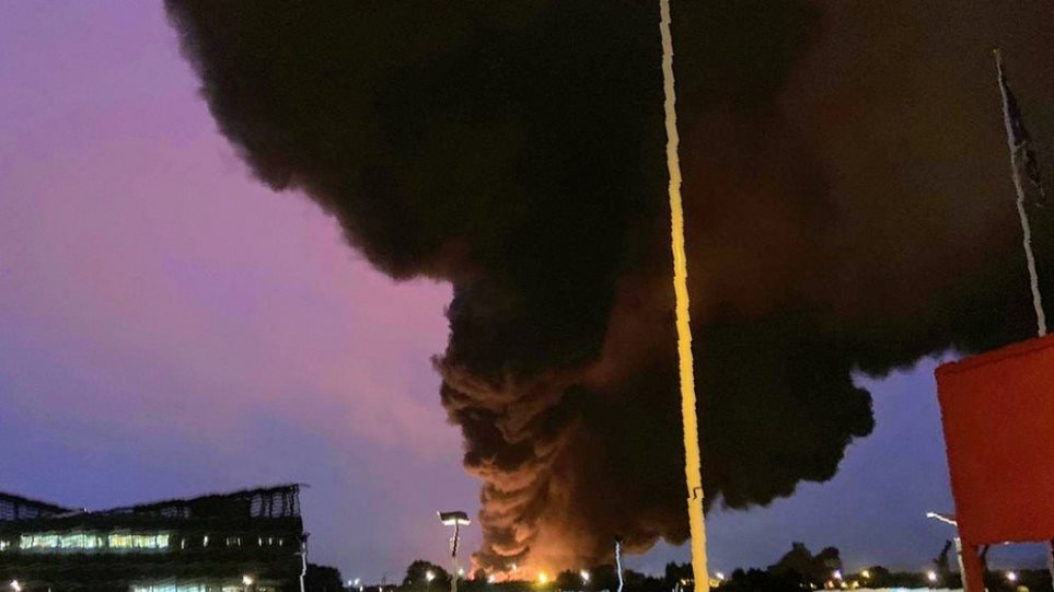 Γαλλία: Μεγάλη πυρκαγιά σε εξέλιξη σε χημικό εργοστάσιο στη Ρουέν - Φωτογραφία 1