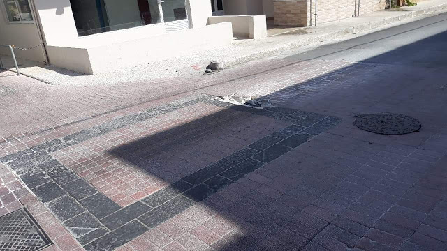Επικίνδυνη παγίδα στην οδό Δαμασκηνού - φώτος - Φωτογραφία 1