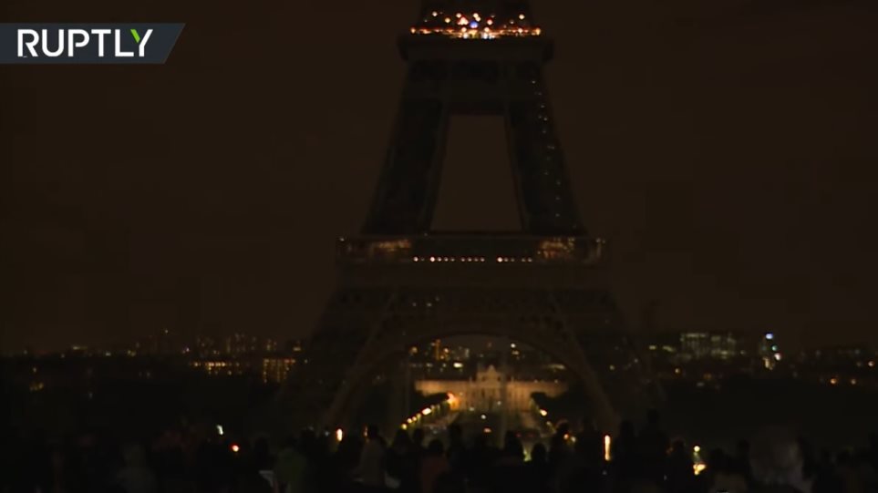 Γαλλία: «Έσβησε» ο Πύργος του Άιφελ για να τιμήσει τον Ζακ Σιράκ - Φωτογραφία 1