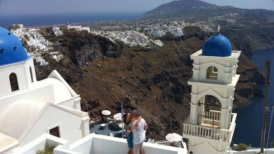 Σαντορίνη: 800 ευρώ πληρώνουν οι τουρίστες για να φωτογραφηθούν στο νησί - Φωτογραφία 1