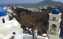 Σαντορίνη: 800 ευρώ πληρώνουν οι τουρίστες για να φωτογραφηθούν στο νησί - Φωτογραφία 1