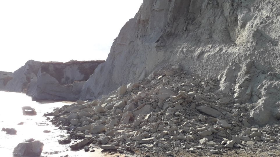 Κεφαλονιά: Κατολίσθηση στην παραλία «Ξι», κοντά σε λουόμενους - Φωτογραφία 1