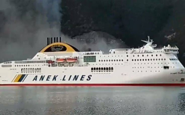 Φωτιά σε πλοίο στην Ηγουμενίτσα με πάνω από 500 επιβάτες - Φωτογραφία 1