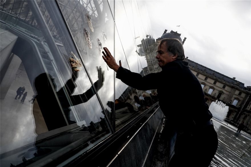 Παρίσι: Μαύρα αποτυπώματα στο Λούβρο - Φωτογραφία 3