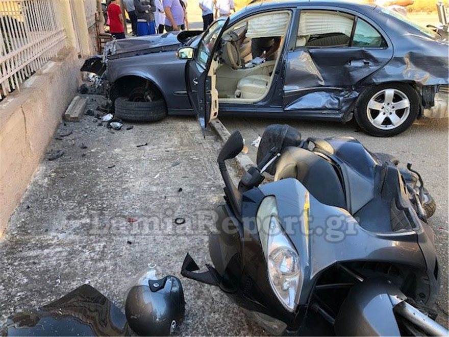Σφοδρή σύγκρουση αυτοκινήτων σε διασταύρωση – Δύο τραυματίες - Φωτογραφία 2