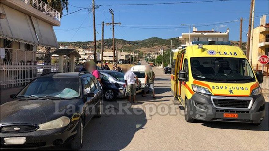 Σφοδρή σύγκρουση αυτοκινήτων σε διασταύρωση – Δύο τραυματίες - Φωτογραφία 3