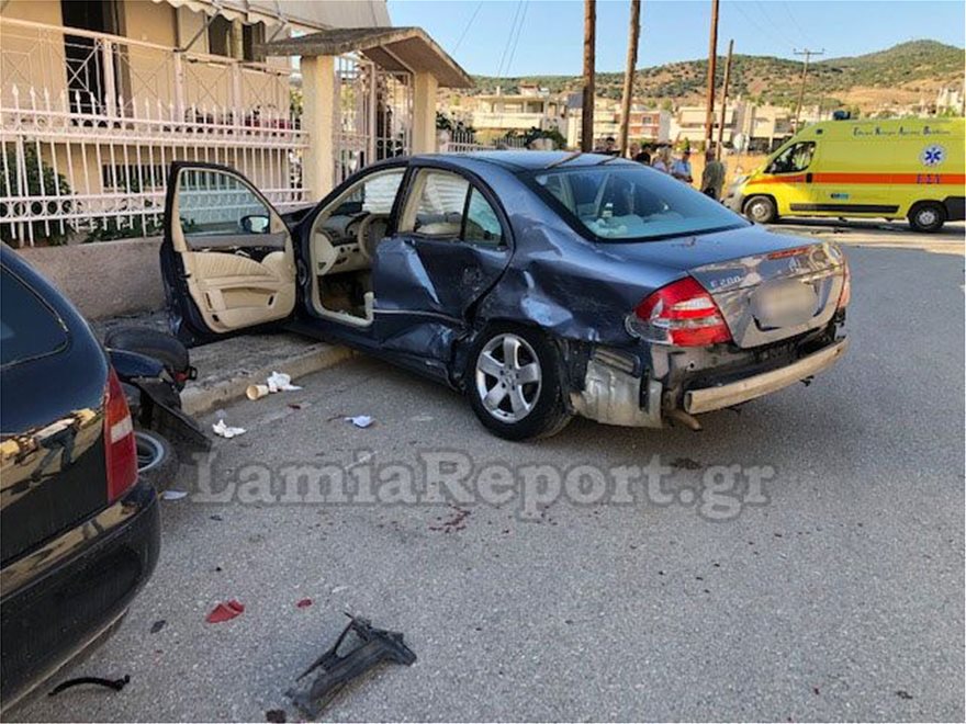 Σφοδρή σύγκρουση αυτοκινήτων σε διασταύρωση – Δύο τραυματίες - Φωτογραφία 5