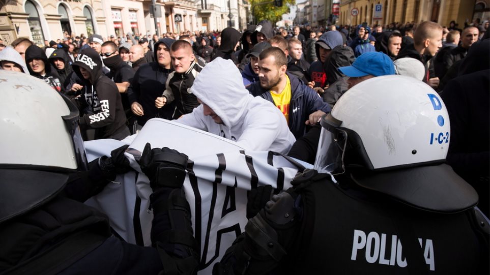 Πολωνία: Συμπλοκές αστυνομίας και ακροδεξιών που προσπάθησαν να εμποδίσουν το Gay Pride - Φωτογραφία 1