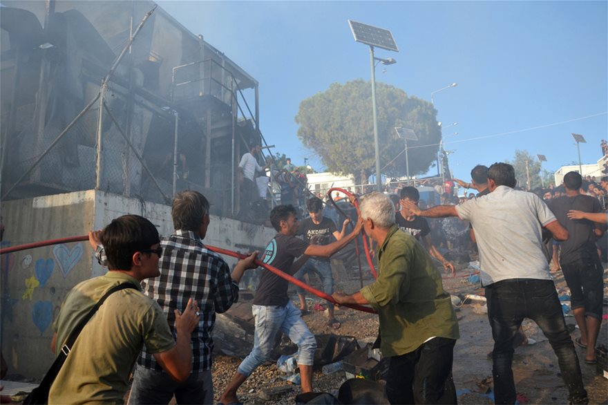 Φωτιά στη Μόρια: Δύο νεκροί – Ζημιές σε πυροσβεστικά οχήματα - Φωτογραφία 4