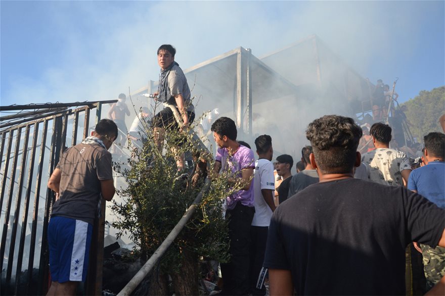Φωτιά στη Μόρια: Δύο νεκροί – Ζημιές σε πυροσβεστικά οχήματα - Φωτογραφία 8