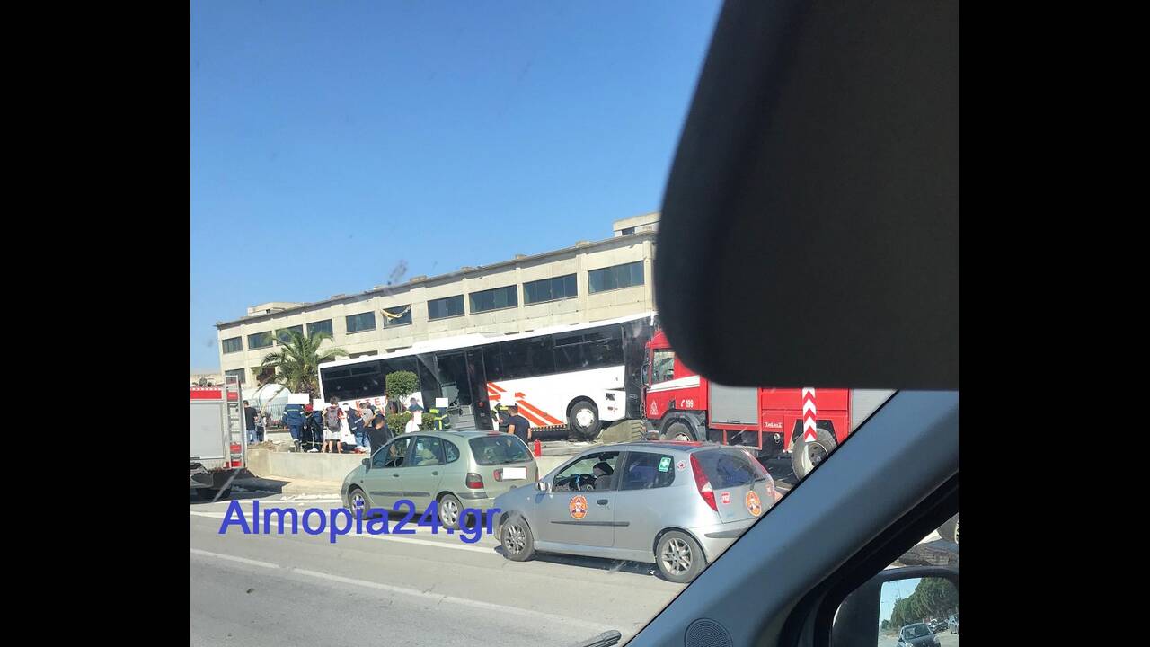 Τροχαίο ατύχημα για λεωφορείο των ΚΤΕΛ με 12 τραυματίες στη Θεσσαλονίκη - Φωτογραφία 1