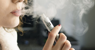 Σάλος στη Βρετανία για δεκάδες επιπλοκές σε ατμιστές από το ηλεκτρονικό τσιγάρο - Φωτογραφία 1
