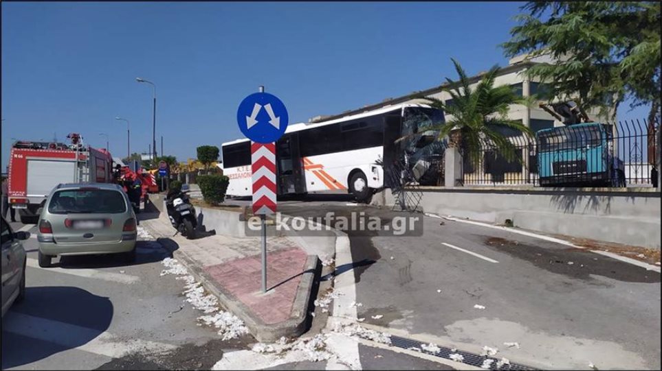 Θεσσαλονίκη: Το ατύχημα με το ΚΤΕΛ και τους 12 τραυματίες προκλήθηκε από μια... μέλισσα - Φωτογραφία 1