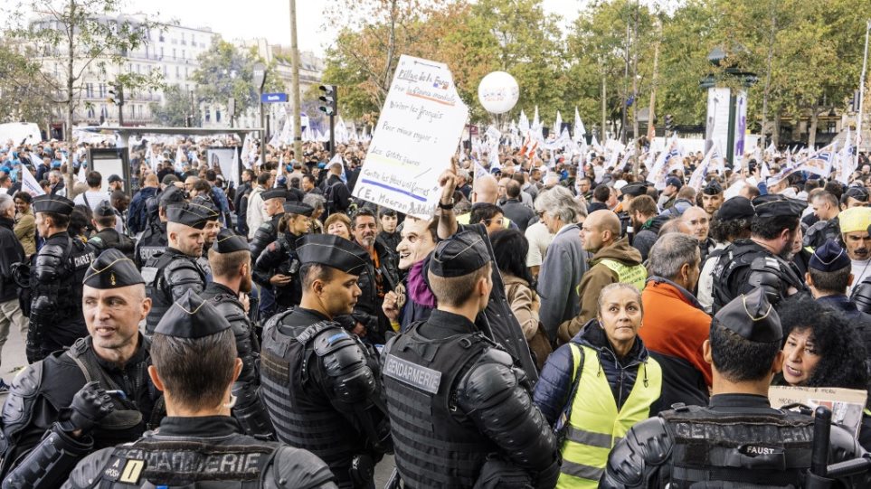 Γαλλία: Πορεία «οργής» αστυνομικών για τις 52 αυτοκτονίες συναδέλφων τους - Φωτογραφία 1