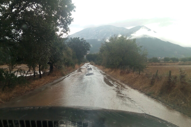 «Πλημμύρισε» ο δρόμος ΑΕΤΟΣ -ΜΠΑΜΠΙΝΗ από την βροχή -  [ΒΙΝΤΕΟ] - Φωτογραφία 1
