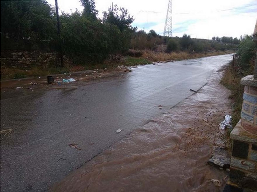 «Σαρώνει» η κακοκαιρία τη δυτική Ελλάδα - Υδροστρόβιλοι, πλημμυρισμένα σπίτια και καταστήματα - Φωτογραφία 3