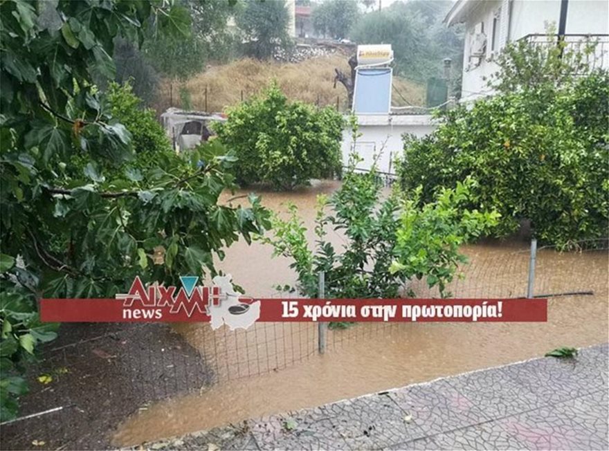 «Σαρώνει» η κακοκαιρία τη δυτική Ελλάδα - Υδροστρόβιλοι, πλημμυρισμένα σπίτια και καταστήματα - Φωτογραφία 4