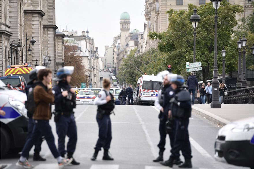 Παρίσι: Τέσσερις νεκροί αστυνομικοί από επίθεση με μαχαίρι στο αρχηγείο της Αστυνομίας - Φωτογραφία 2