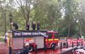 Βρετανία: Ακτιβιστές εκτόξευσαν κόκκινη μπογιά με μάνικα στο υπουργείο Οικονομικών - Φωτογραφία 1