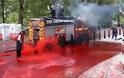 Βρετανία: Ακτιβιστές εκτόξευσαν κόκκινη μπογιά με μάνικα στο υπουργείο Οικονομικών - Φωτογραφία 2
