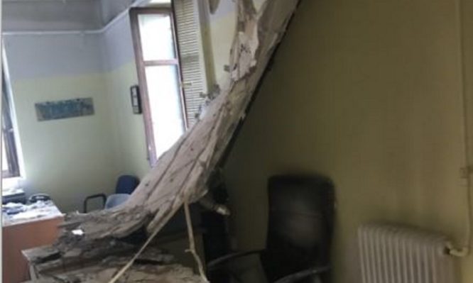 ΠΟΕΔΗΝ: «Βρέχει σοβάδες» στα νοσοκομεία – Κι άλλο ταβάνι έπεσε μέσα σε μία εβδομάδα - Φωτογραφία 1