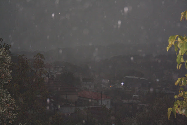 «Σκοτείνιασε» ο τόπος στην ΚΑΤΟΥΝΑ: Καταιγίδες και χαλάζι έπληξαν το Χωριό σήμερα το πρωί! [ΦΩΤΟ: Πάνος Τσούτσουρας] - Φωτογραφία 1
