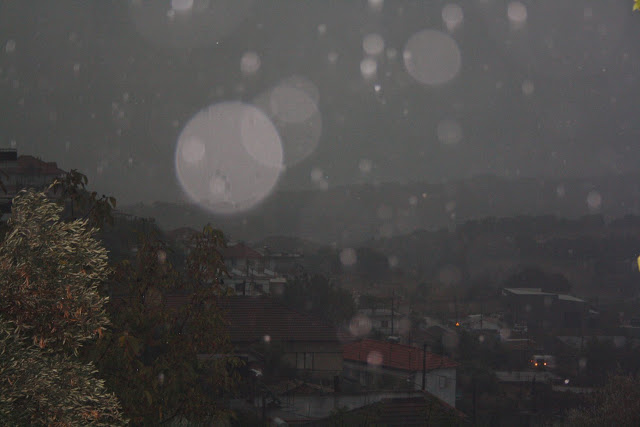 «Σκοτείνιασε» ο τόπος στην ΚΑΤΟΥΝΑ: Καταιγίδες και χαλάζι έπληξαν το Χωριό σήμερα το πρωί! [ΦΩΤΟ: Πάνος Τσούτσουρας] - Φωτογραφία 2