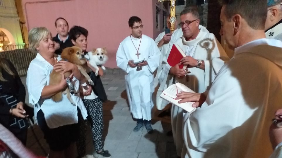 Κέρκυρα: Πιστοί ευλόγησαν τα ζώα τους στον Άγιο Φραγκίσκο Ασίζης - Φωτογραφία 1