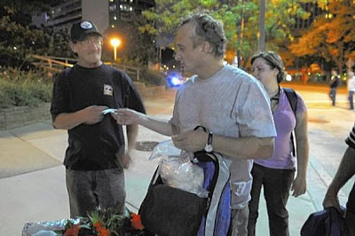 Γιατρός βγαίνει στους δρόμους κάθε βράδυ εδώ και 22 χρόνια για να παρέχει ιατρική περίθαλψη στους άστεγους - Φωτογραφία 2
