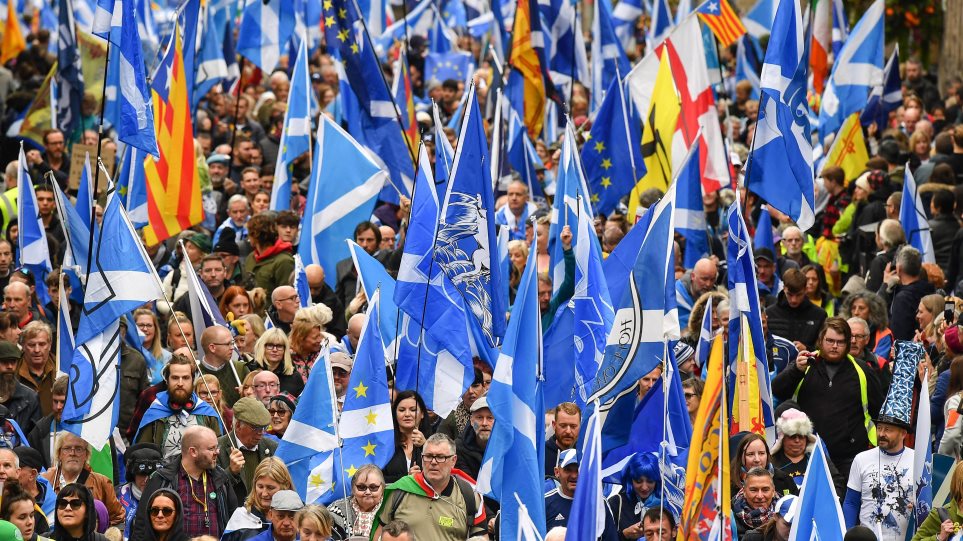 Στους δρόμους χιλιάδες Σκωτσέζοι, διαδηλώνουν υπέρ της ανεξαρτησίας τους - Φωτογραφία 1