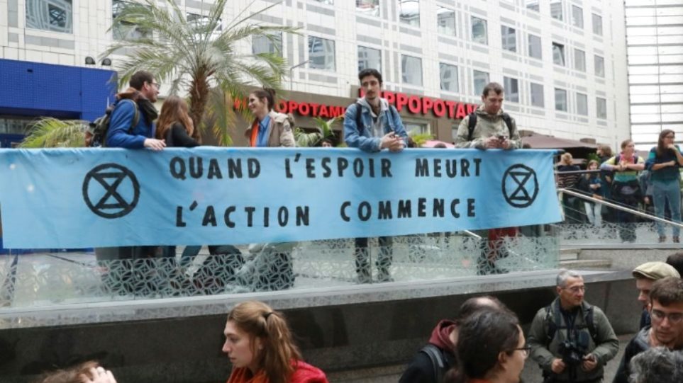 Γαλλία: Μέλη της Extinction Rebellion απέκλεισαν ένα εμπορικό κέντρο στο Παρίσι - Φωτογραφία 1