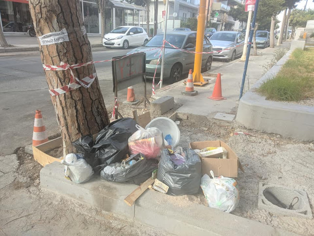 Ασυνείδητοι πετάνε σκουπίδια σε σταυροδρόμι σε δημόσια θέα - εικόνες - Φωτογραφία 1