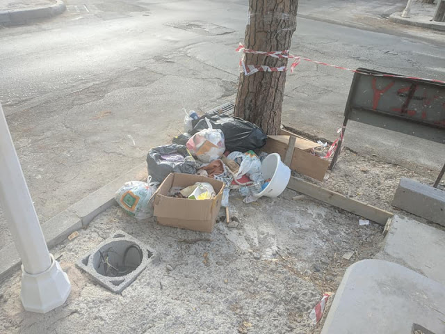 Ασυνείδητοι πετάνε σκουπίδια σε σταυροδρόμι σε δημόσια θέα - εικόνες - Φωτογραφία 2
