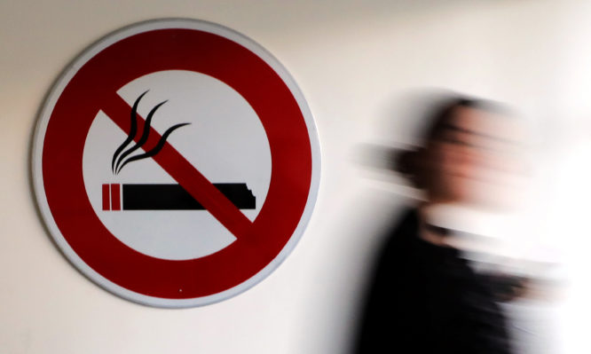 200 ευρώ η «καμπάνα» για το κάπνισμα σε δημόσιους χώρους – Αντιδρούν οι αστυνομικοί - Φωτογραφία 1