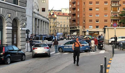 Ιταλία: Εκτέλεσαν εν ψυχρώ 2 αστυνομικούς μέσα στο τμήμα - Φωτογραφία 1