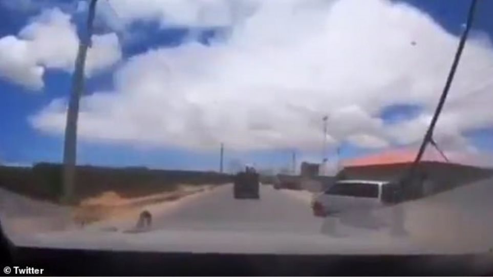 Βίντεο-σοκ: Στρατιωτικό όχημα με Ιταλούς γίνεται στόχος αυτοκινήτου παγιδευμένου με εκρηκτικά - Φωτογραφία 1