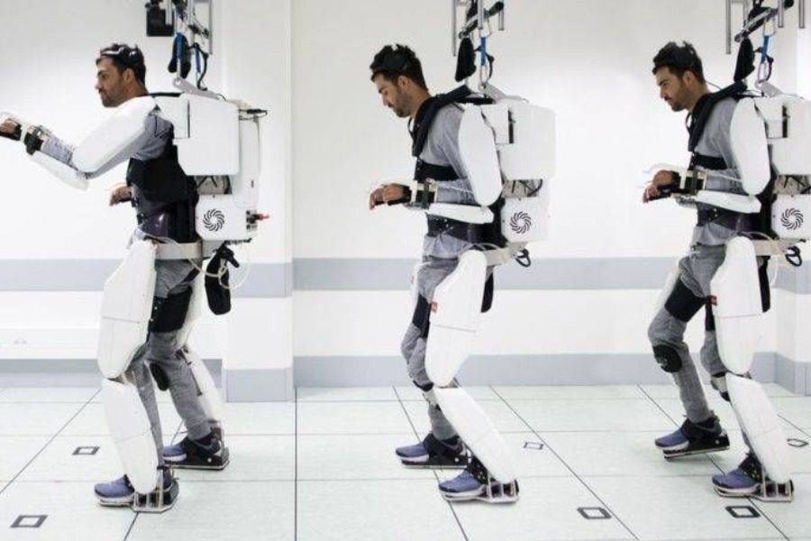 Παράλυτος άνδρας περπατά ξανά χάρη σε ρομποτικό εξωσκελετό - Φωτογραφία 1