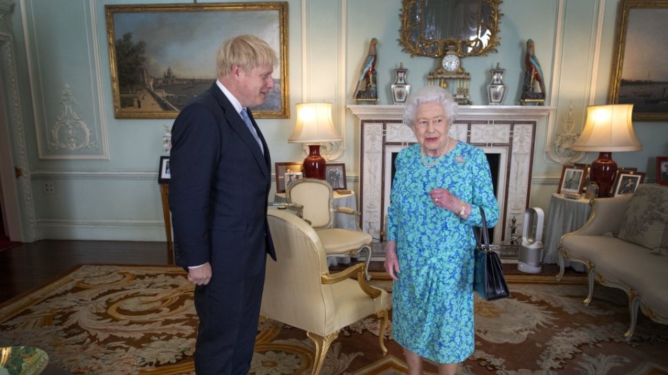 «Διώξε με, αν τολμάς»: Ο Μπόρις Τζόνσον αποφασισμένος να προκαλέσει την βασίλισσα Ελισάβετ - Φωτογραφία 1