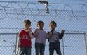 Guardian: Τι είναι το «σύνδρομο παραίτησης» που απειλεί τα παιδιά στη Μόρια