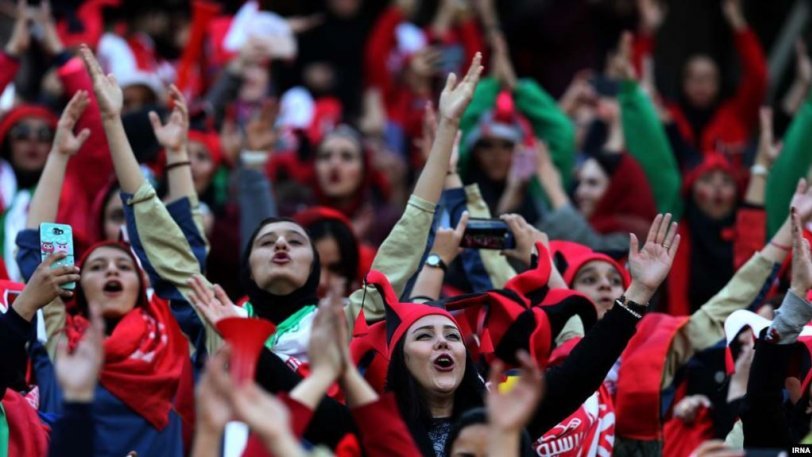 Οι γυναίκες του Ιράν μπαίνουν στα γήπεδα - Φωτογραφία 1