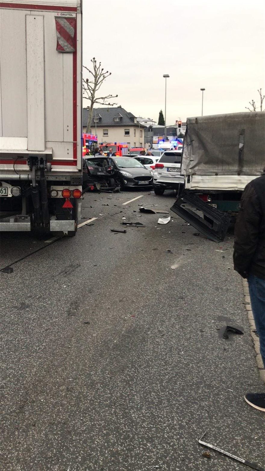 «Σκιά» τρομοκρατίας στη Γερμανία: Κλεμμένο φορτηγό παρέσυρε 19 αυτοκίνητα - 16 τραυματίες - Φωτογραφία 3