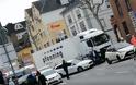 «Σκιά» τρομοκρατίας στη Γερμανία: Κλεμμένο φορτηγό παρέσυρε 19 αυτοκίνητα - 16 τραυματίες - Φωτογραφία 2