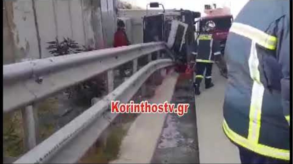 Μέγαρα: Ανετράπη φορτηγό στην Αθηνών - Κορίνθου - Φωτογραφία 2