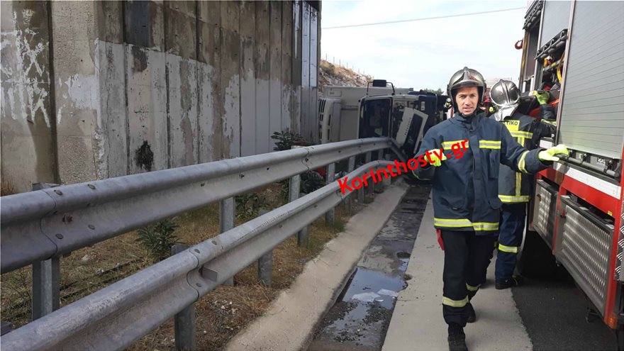 Μέγαρα: Ανετράπη φορτηγό στην Αθηνών - Κορίνθου - Φωτογραφία 4