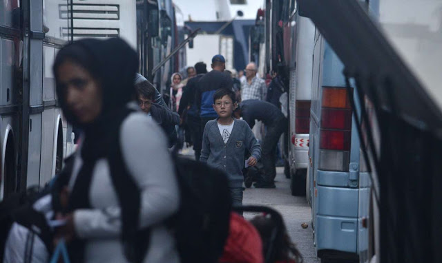 Στην Ελευσίνα έφτασαν άλλοι 389 μετανάστες από Σύμη - Φωτογραφία 1