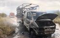 Κάηκε ολοσχερώς φορτηγό με κοτόπουλα στην Αμφιλοχία - [ΦΩΤΟ] - Φωτογραφία 2