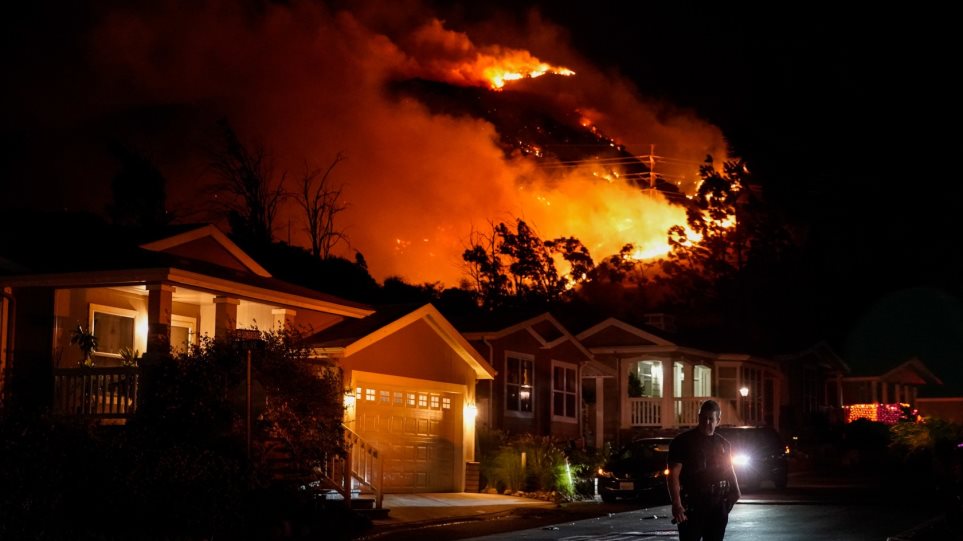 Εικόνες αποκάλυψης στο Λος Άντζελες: Tεράστια πυρκαγιά καίει σπίτια - Φωτογραφία 1