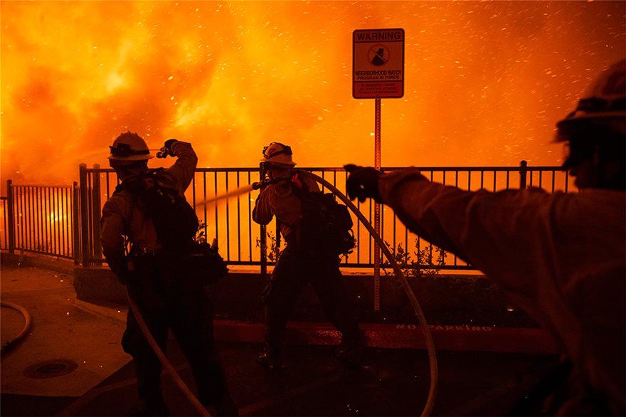 Εικόνες αποκάλυψης στο Λος Άντζελες: Tεράστια πυρκαγιά καίει σπίτια - Φωτογραφία 3